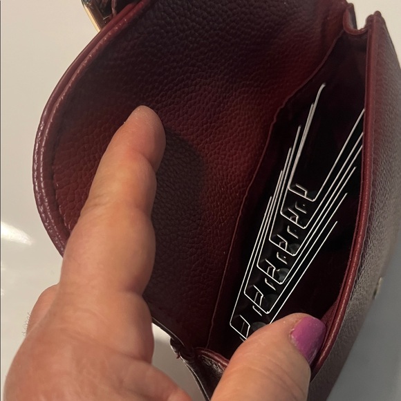 New Women's Chloé Burgundy Gold Buckle
Cosmetic Pouch Bag with 6- perfume sample - Picture 14 of 17